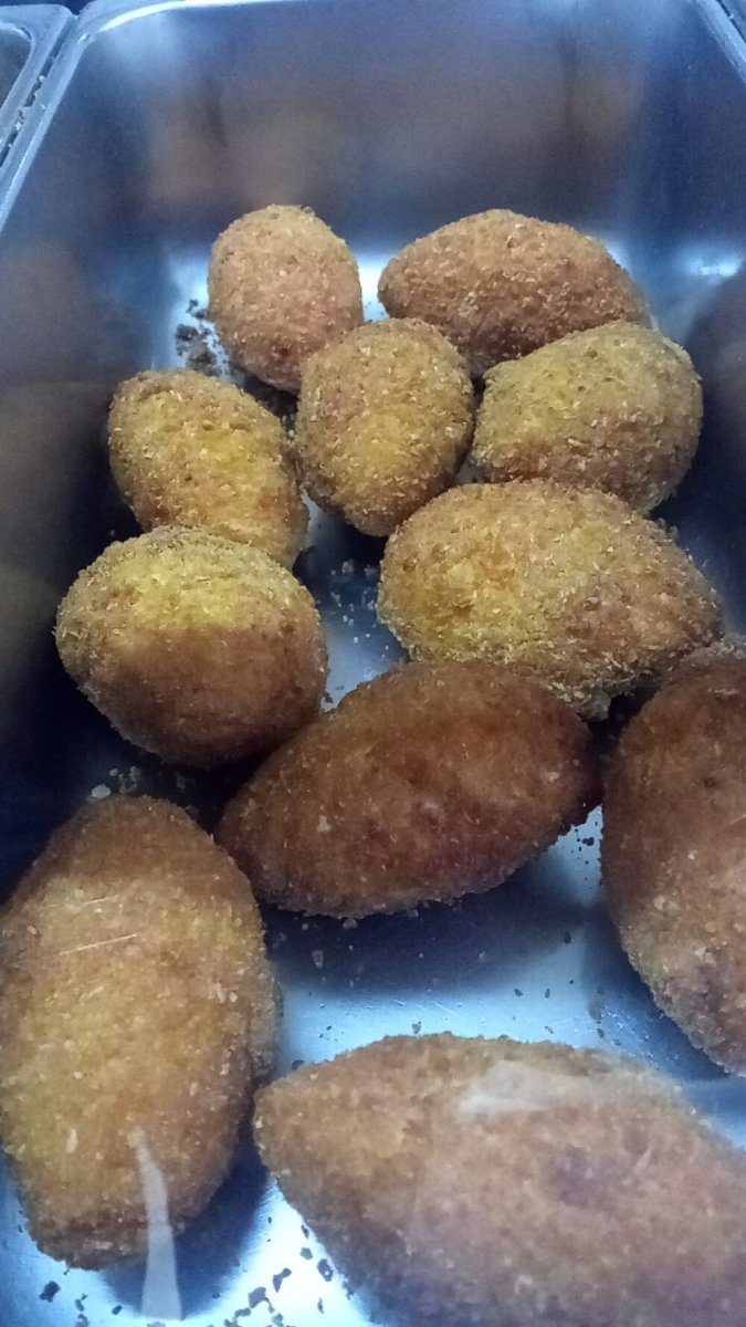 Vassoio di supplì appena fritti.